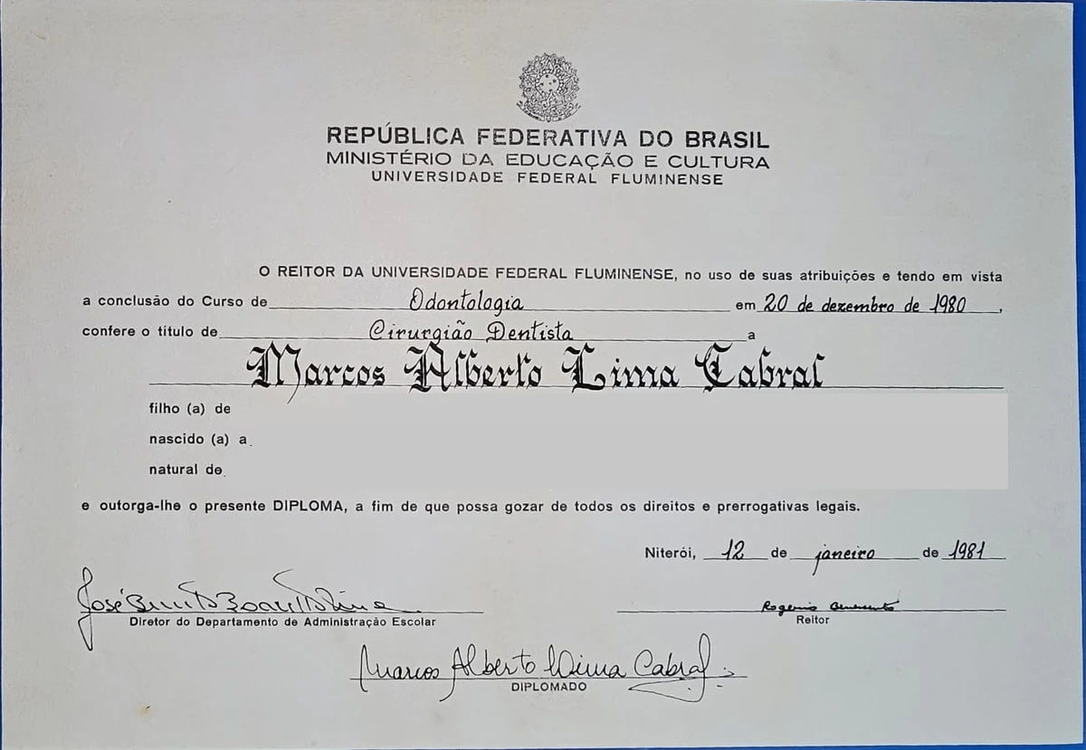 Diploma de Cirurgião Dentista da Universidade Federal Fluminense, 1981, com filiação, data de nascimento e naturalidade cobertas