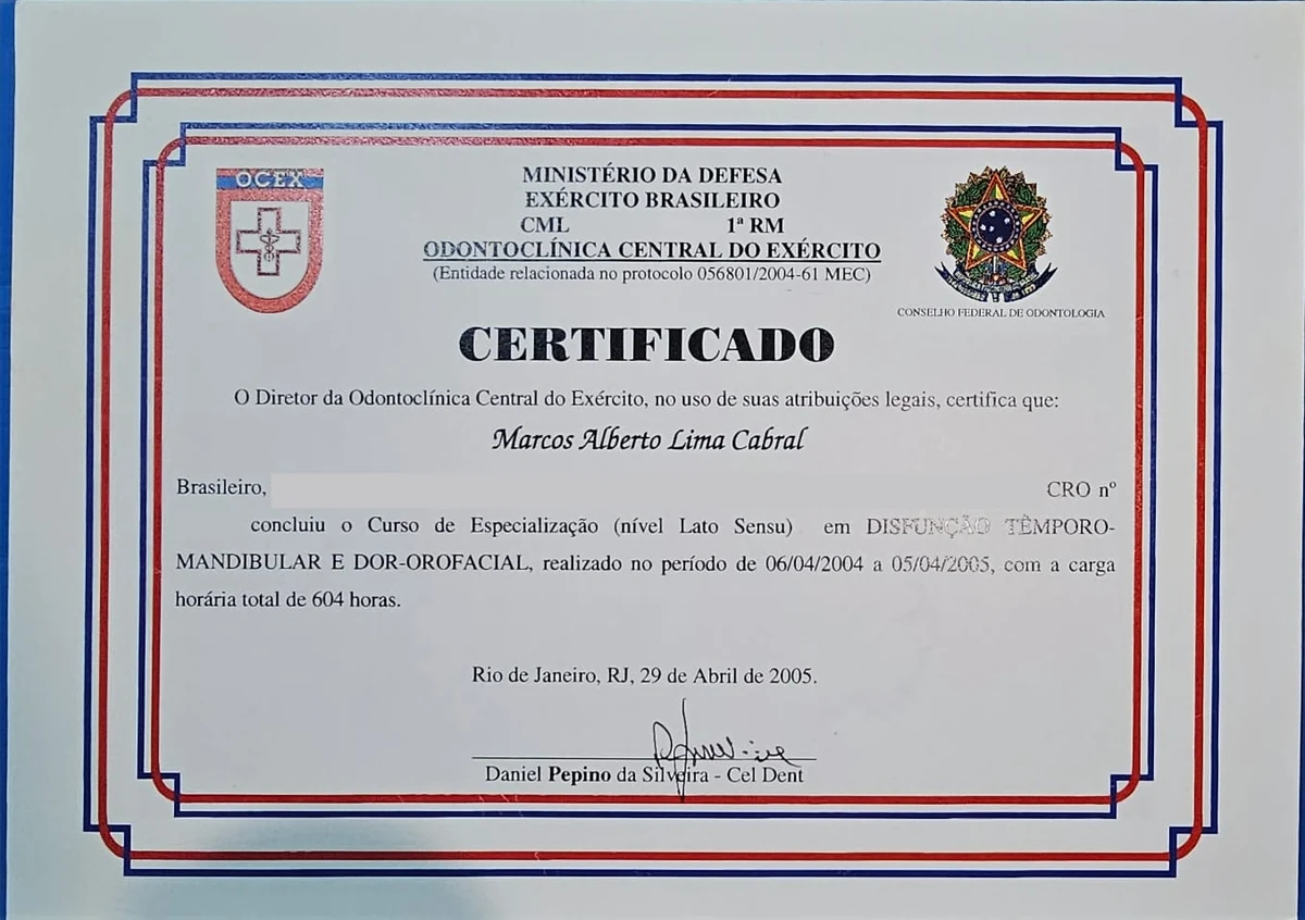 Certificado de Especialização em Disfunção Temporomandibular e Dor Orofacial, Odontoclínica Central do Exército, 2005, com dados pessoais cobertos