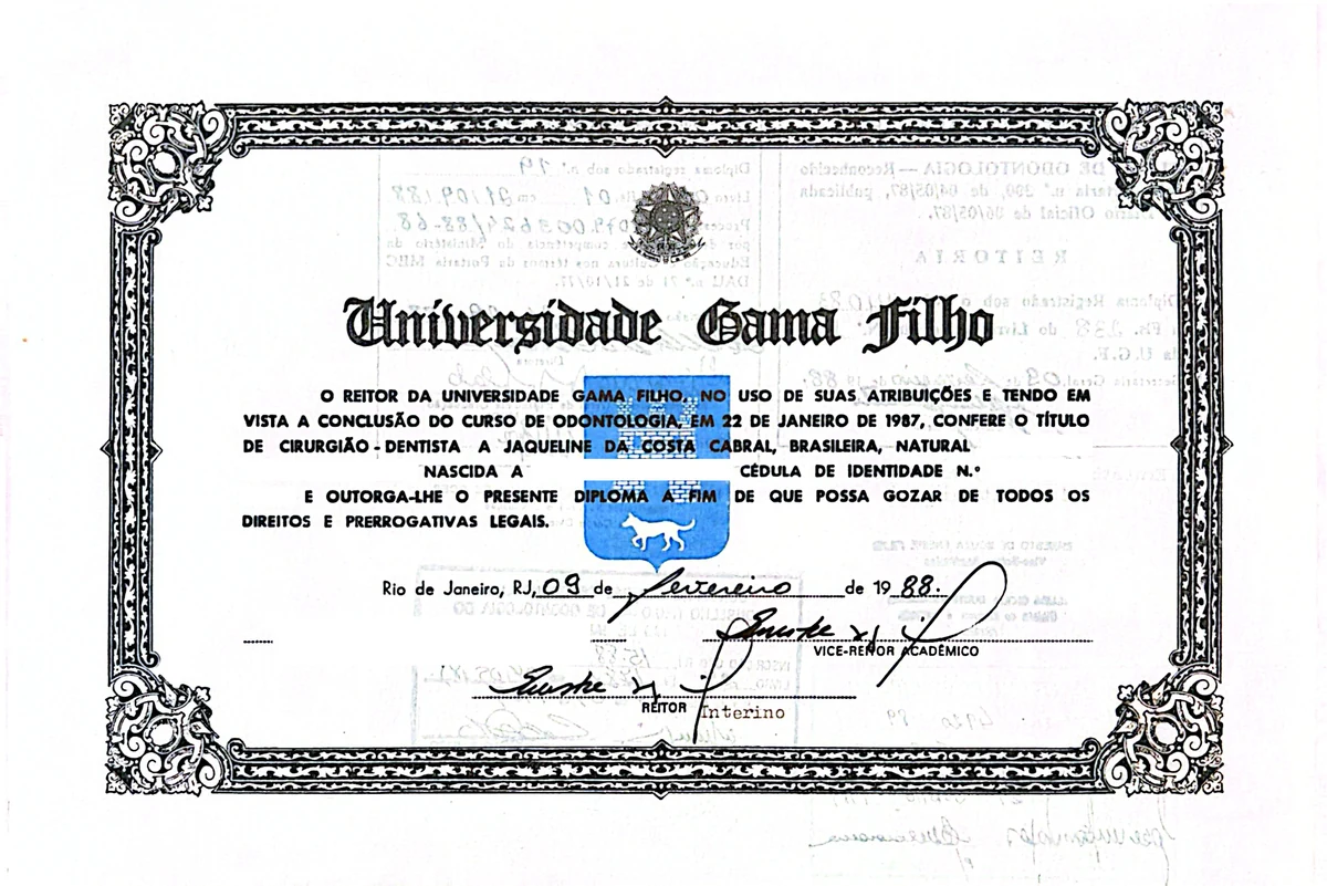 Diploma de Cirurgião-Dentista da Universidade Gama Filho, 1988, com naturalidade, data de nascimento, documento de identidade e assinatura cobertos