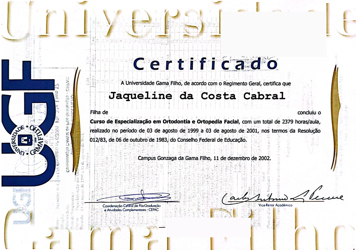 Certificado de Especialização em Ortodontia e Ortopedia Facial, Universidade Gama Filho, 2002, com filiação, naturalidade e assinatura cobertas