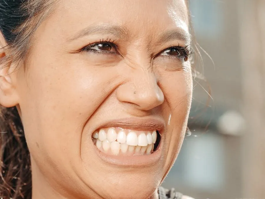 Rosto de uma mulher com os dentes cerrados